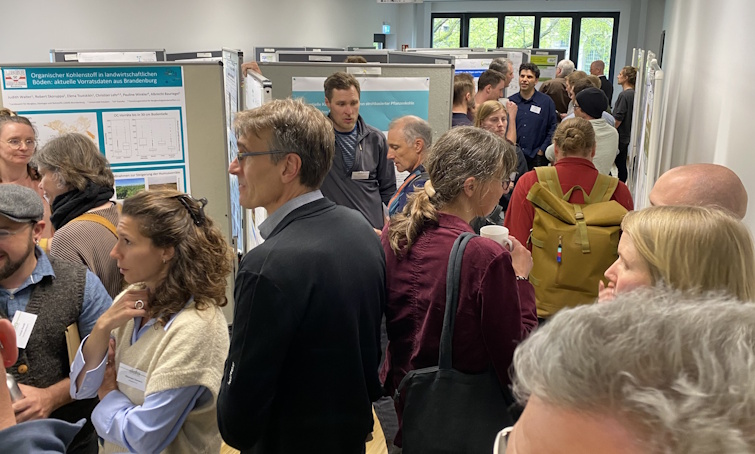 Klima-Workshop 2026 - Postersession Viele Personen stehen dicht gedrängt in einem Raum, betrachten Poster oder sprechen mit anderen Teilnehmern.